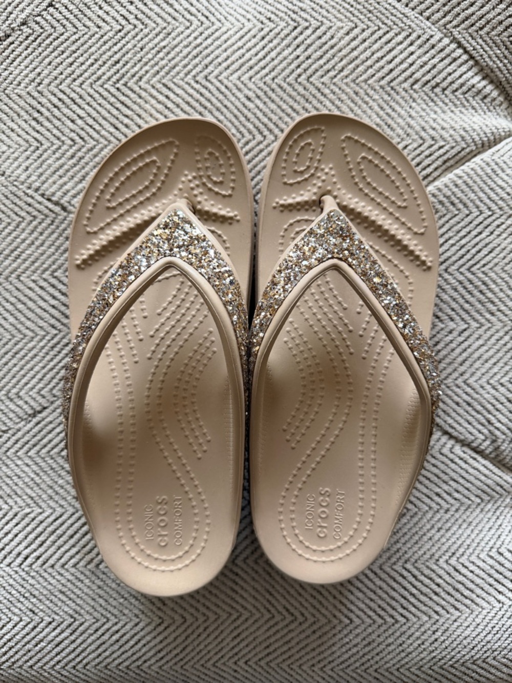 CROCS Women's Glitter Strap Flip Sandals in Metallic Beige Women’s size 4